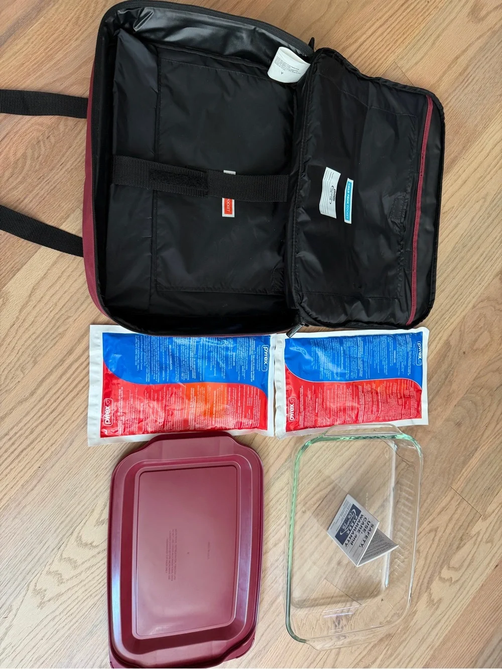 Pyrex Insulated carry Bag with Pyrex, lid, carry case and cold/heat packs